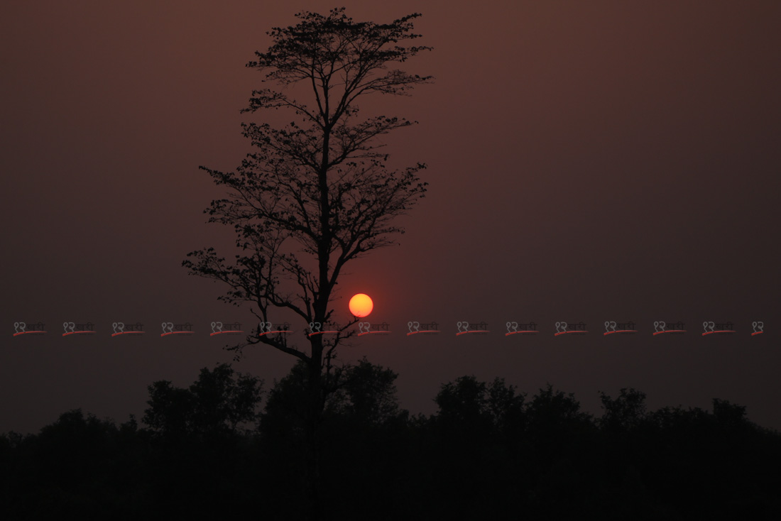काठमाडौंबाट देखिएको २०७७ सालको अन्तिम सूर्यास्त । तस्बिर : हरिशजंग क्षत्री/बाह्रखरी ।